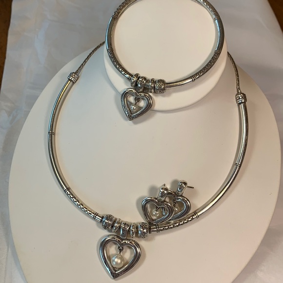 EUC Brighton Essex heart pearl choker necklace w/matching earrings & bracelet - Picture 3 of 9